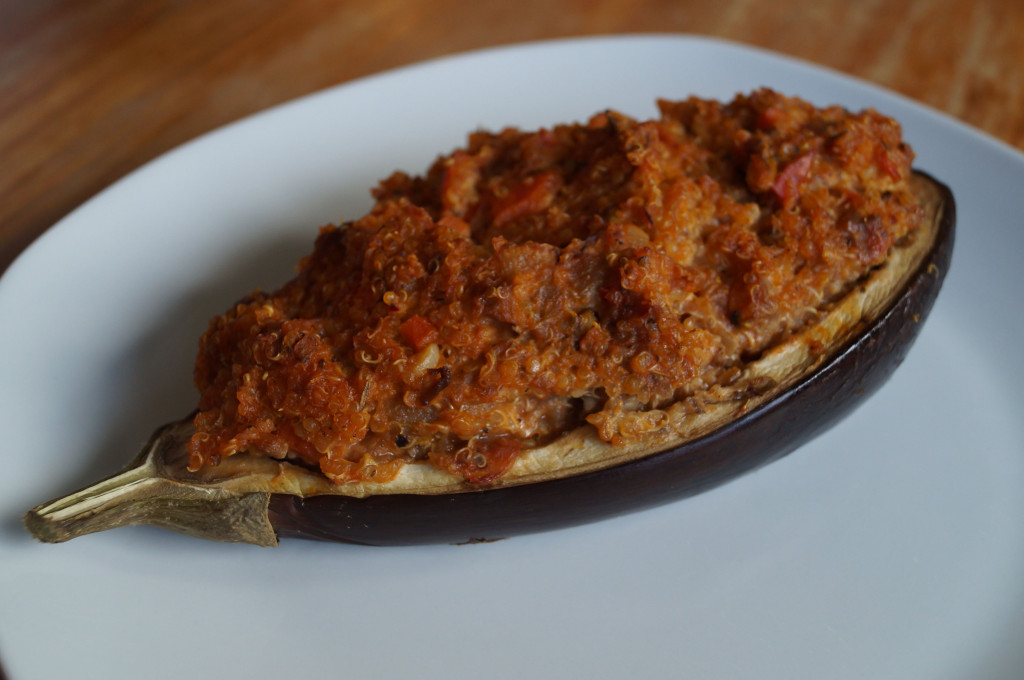 Vegetarisch gefüllte Aubergine, Paprika mit Quinoa