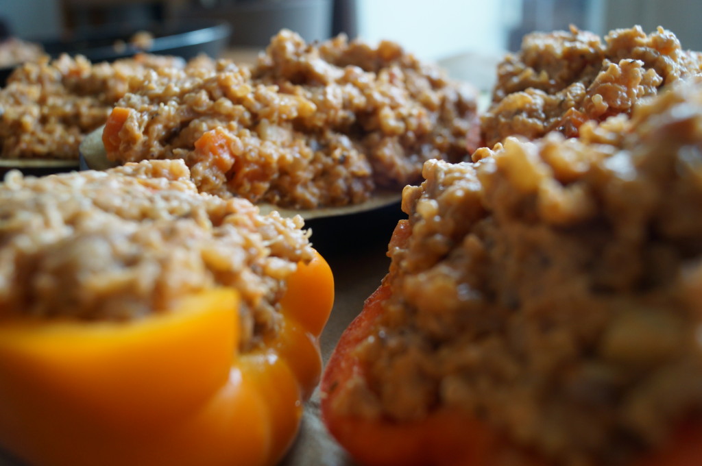 Vegetarisch gefüllte Aubergine, Paprika mit Quinoa2